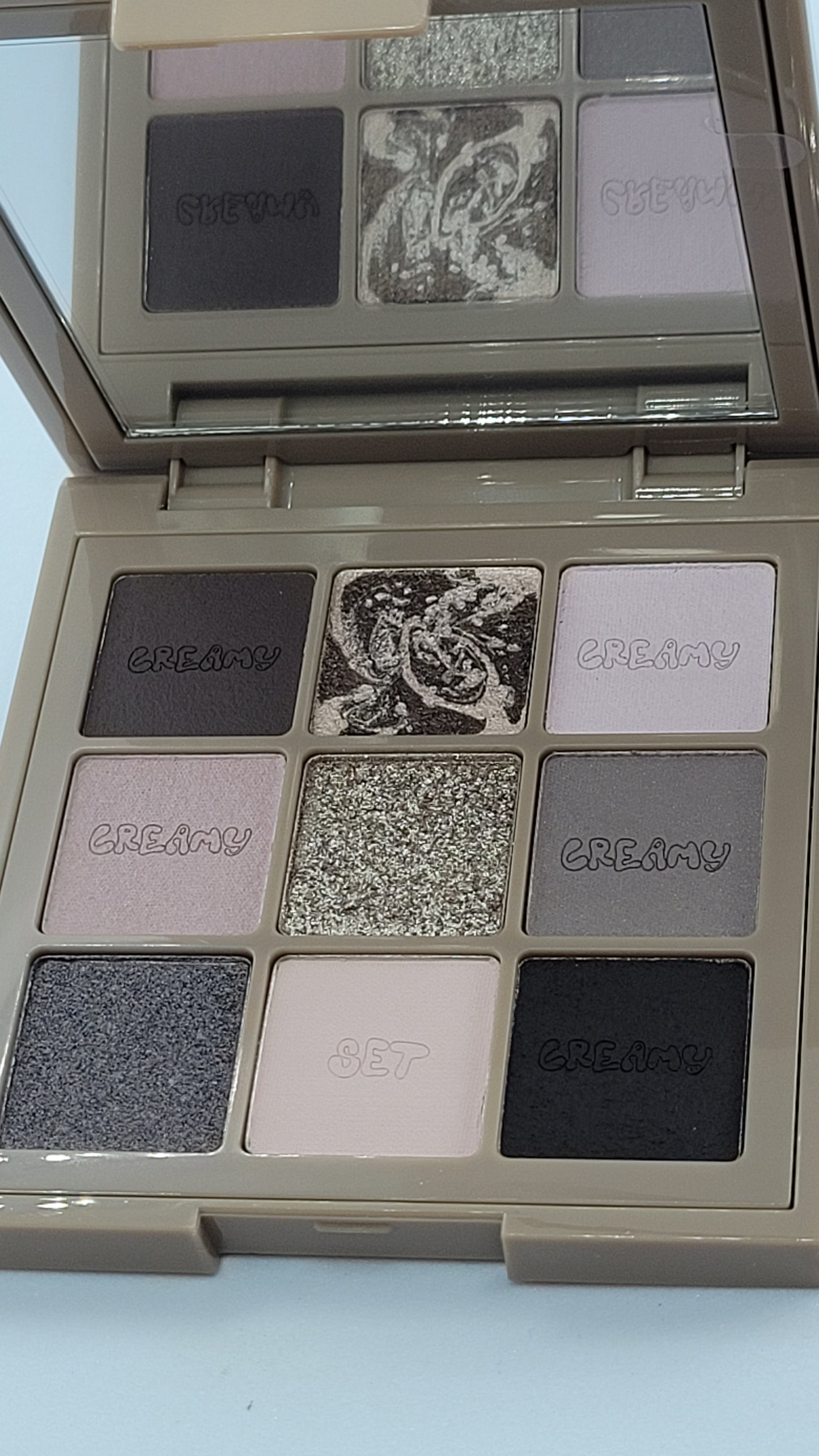 HUDA BEAUTY Creamy Obsessions Eyeshadow Palette